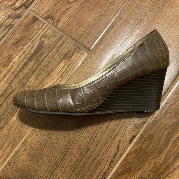 Brown Liz Claiborne Wedges - Picture 2 of 7